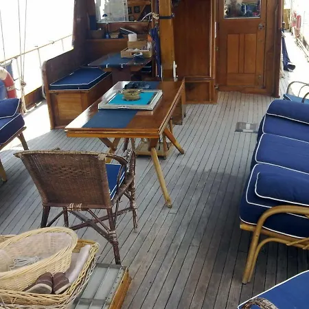 Botel Motorsailer Ambersea *